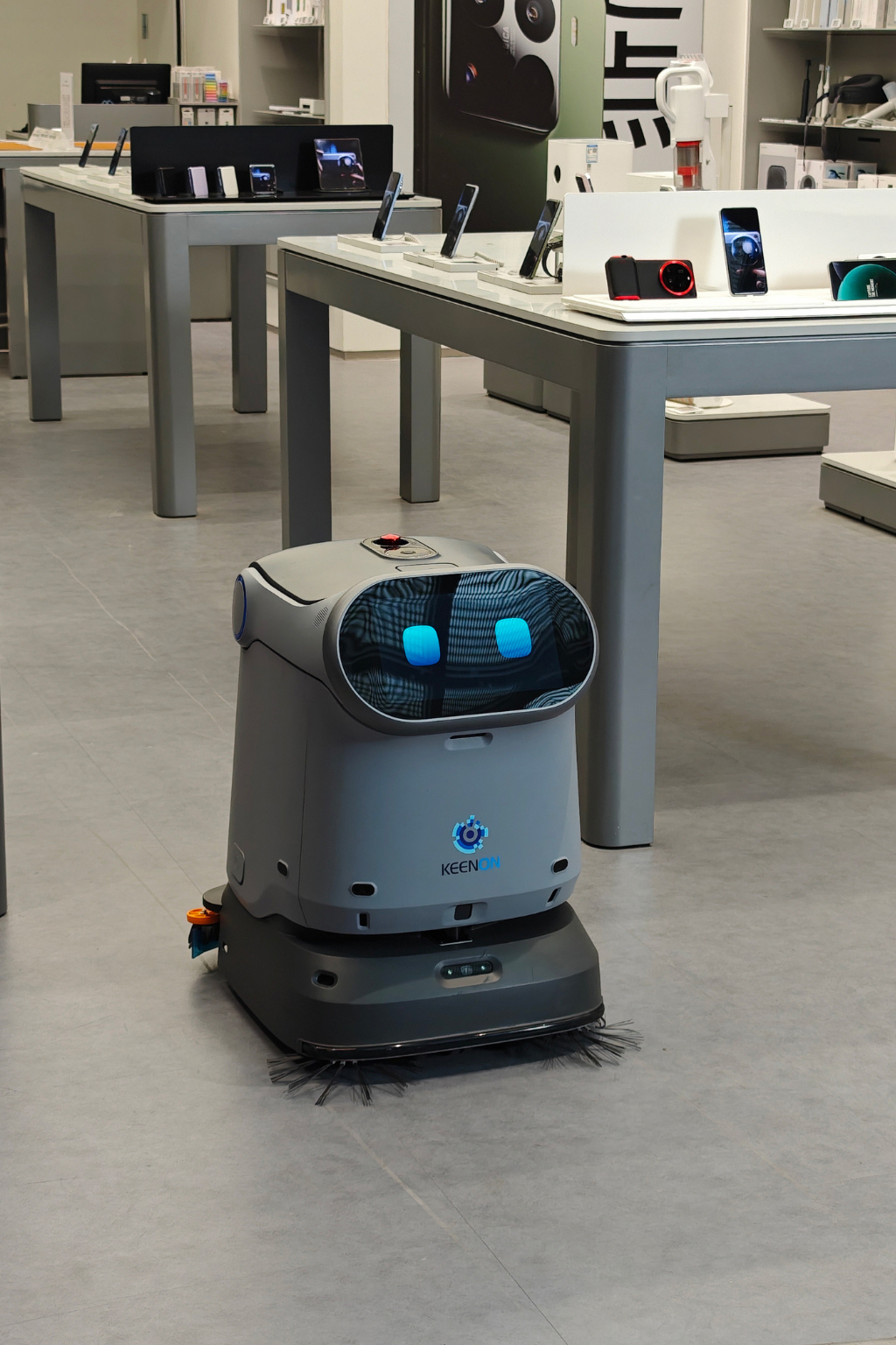 KEENON KleenBot C40 mit Workstation 4-in-1 Reinigungsroboter für Gewerbeflächen / Leasing ab 296,00€